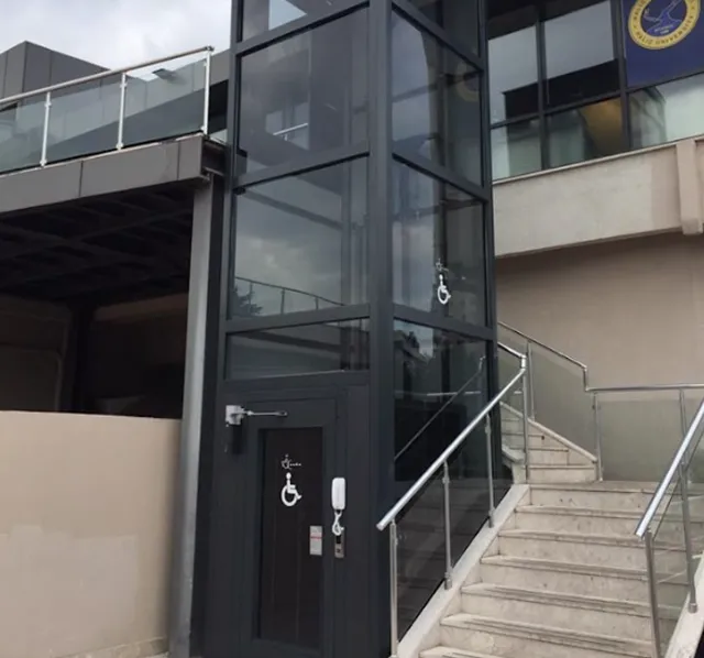 Elevador residencial instalado junto à escada de uma casa